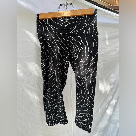 Lululemon Athletica Women's Black and White Cropped  Leggings size 4 - Picture 1 of 4